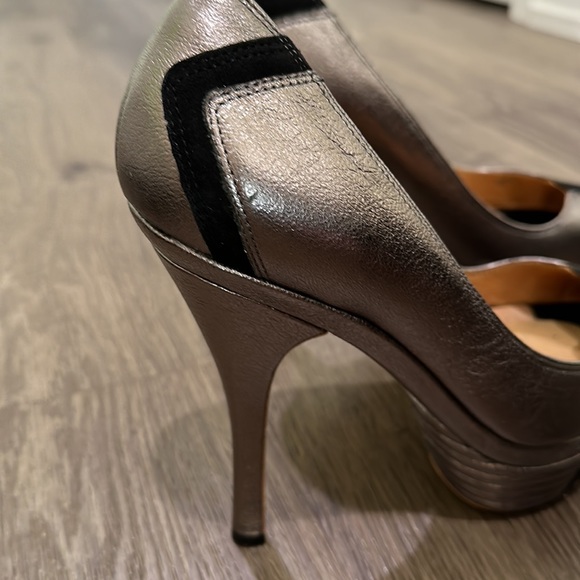 L.A.M.B. Gorgeous Heels - Picture 5 of 10